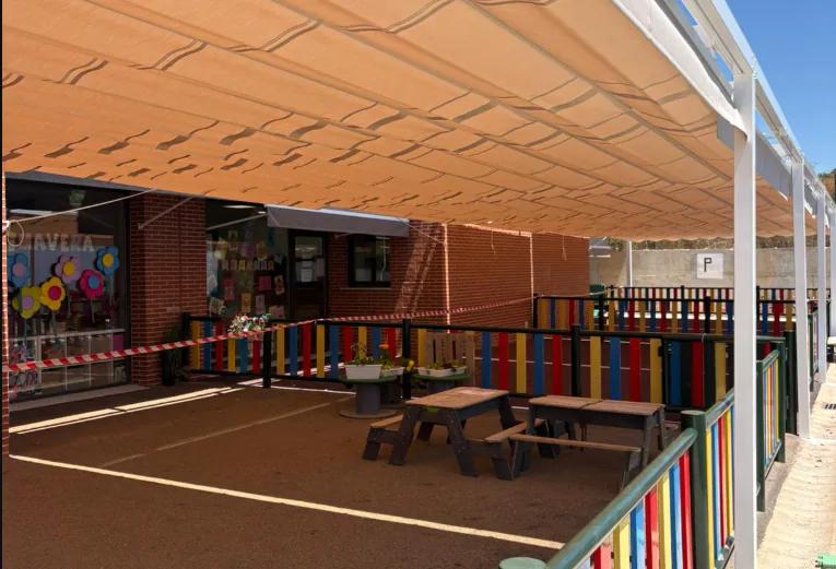 San Antonio instala toldos en el patio infantil del CEIP La Sabina